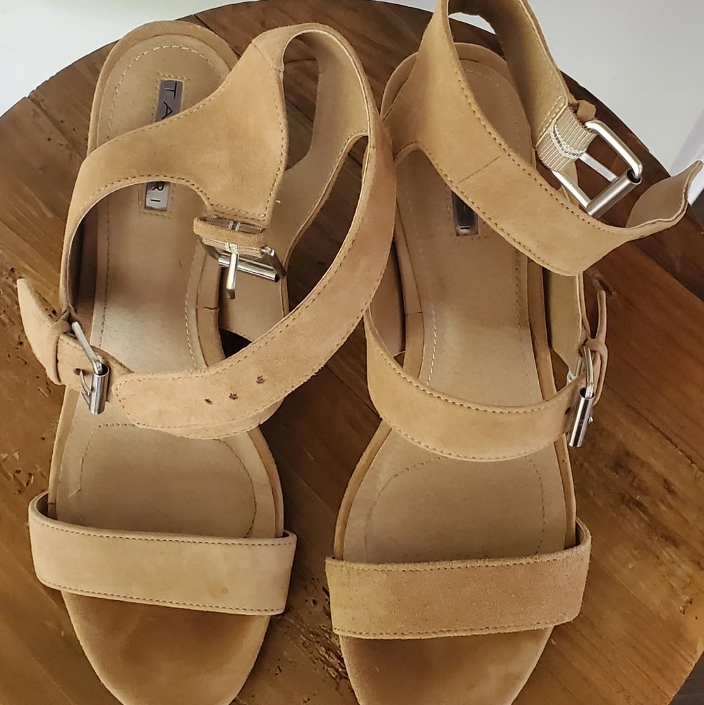 Tahari sandal wedges - Picture 2 of 3
